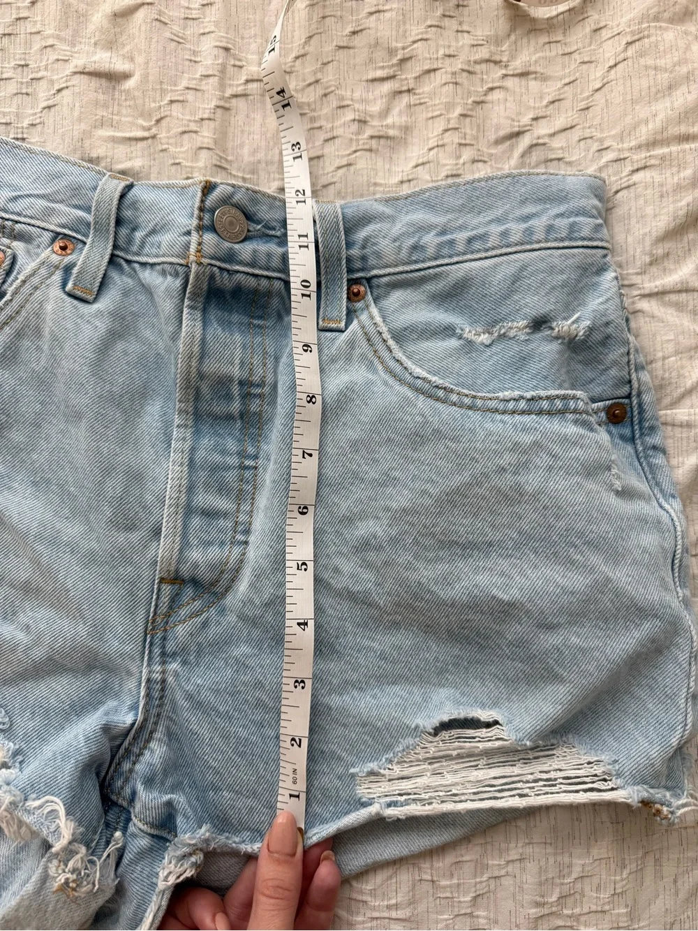 Levi's 501 Light Wash Denim Cutoff Shorts Women’s - Picture 6 of 6